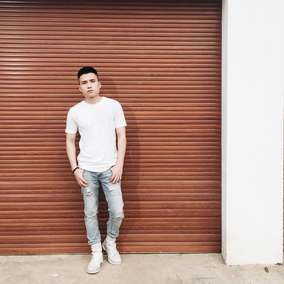 Đôi khi, anh trẻ trung trong bộ đồ áo phông trắng và quần bò.