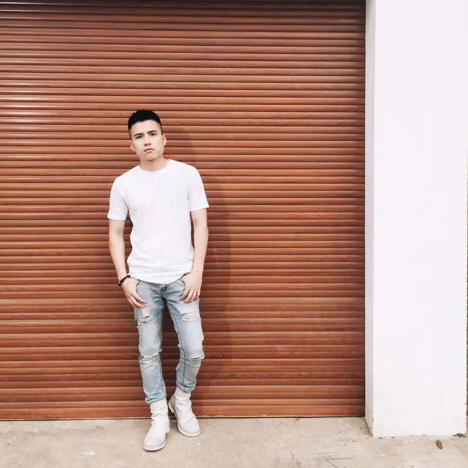 Đôi khi, anh trẻ trung trong bộ đồ áo phông trắng và quần bò.