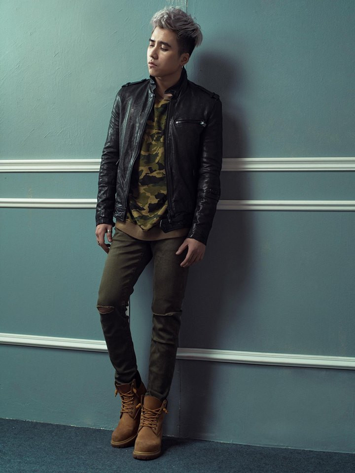 Trang phục của Mạnh Quân vừa toát lên vẻ bụi bặm vừa thể hiện phong cách hiện đại.