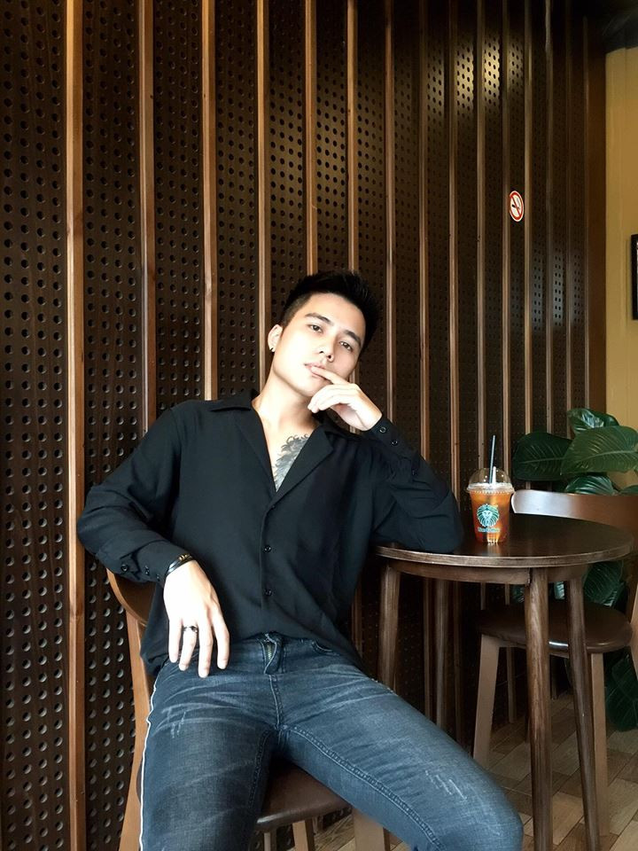 Anh diện sơ mi đen và quần jean cực ngầu.