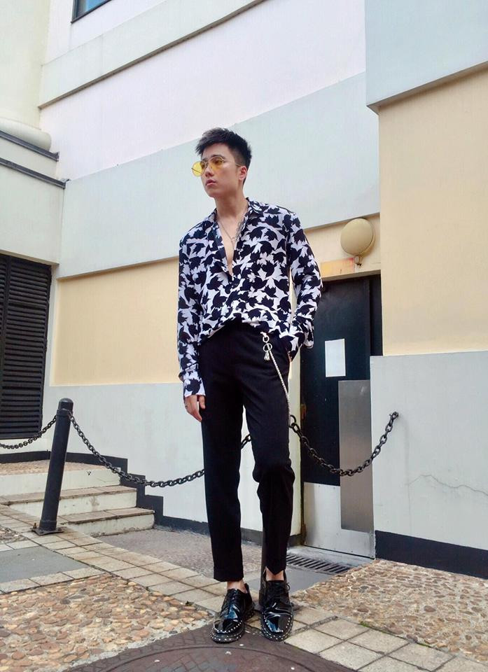 Nam diễn viên trông rất lãng tử với style áo sơ mi họa tiết hở ngực và quần âu.