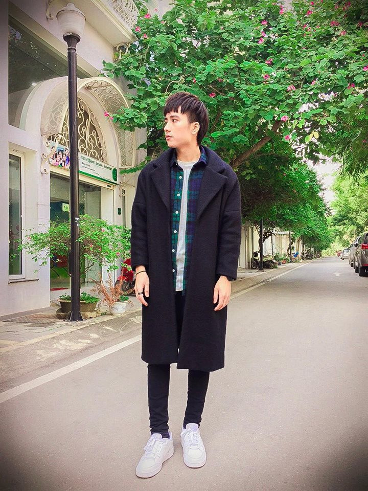Phong cách thời trang của anh có hơi hướng Hàn Quốc.