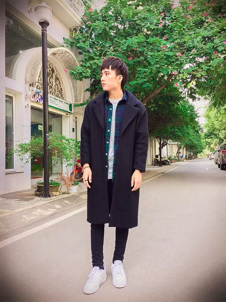 Phong cách thời trang của anh có hơi hướng Hàn Quốc.