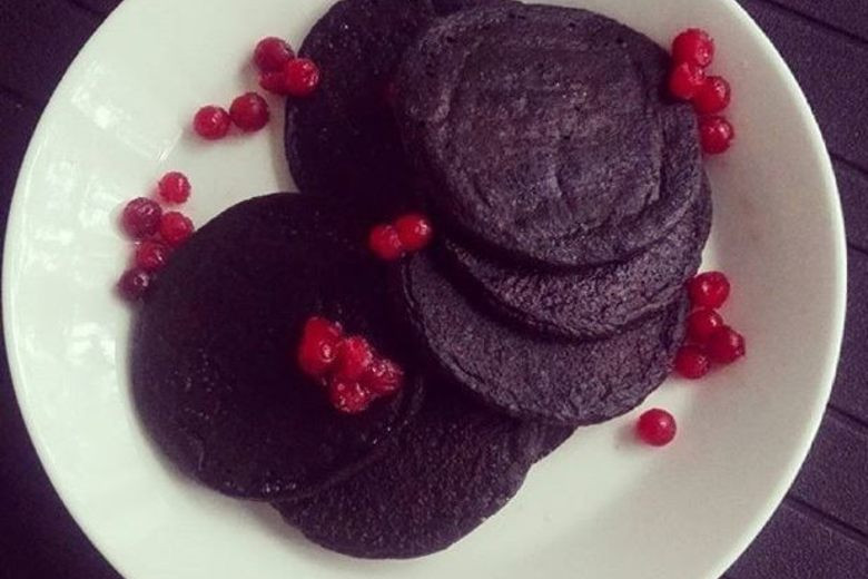 Blodplättar thường được ăn kèm với thịt heo hoặc thịt tuần lộc. Bên cạnh đó, nó còn được trang trí bởi quả việt quất, hoặc mứt lingonberry, làm giúp giảm vị tanh của tiết động vật.