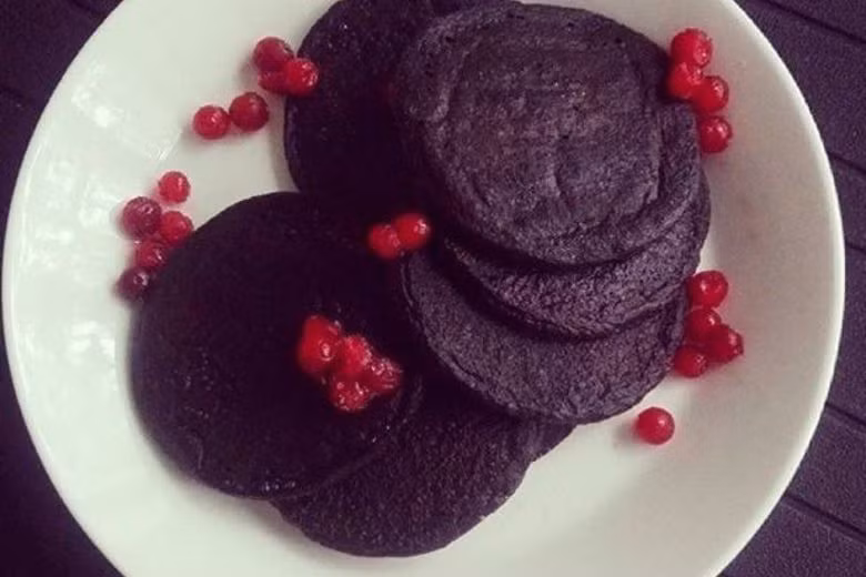 Blodplättar thường được ăn kèm với thịt heo hoặc thịt tuần lộc. Bên cạnh đó, nó còn được trang trí bởi quả việt quất, hoặc mứt lingonberry, làm giúp giảm vị tanh của tiết động vật.