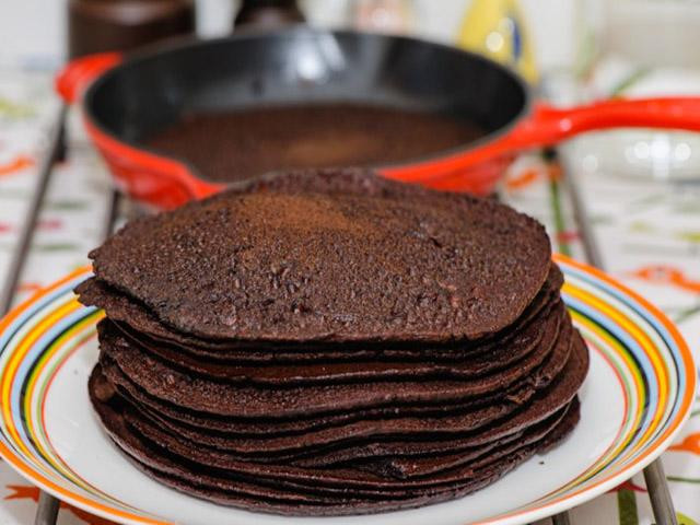 Sau khi trộn tất cả nguyên liệu lại với nhau, người ta sẽ đổ chúng vào chiếc chảo và rán lên như tráng trứng hoặc cho vào lò nướng giống như làm bánh kẹp.