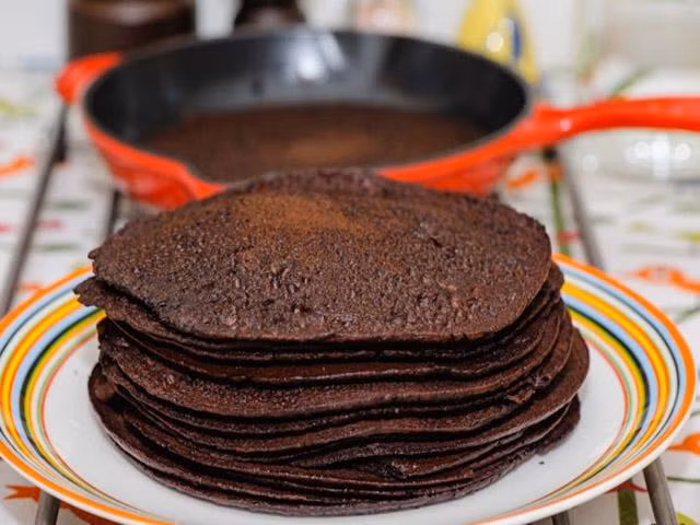 Sau khi trộn tất cả nguyên liệu lại với nhau, người ta sẽ đổ chúng vào chiếc chảo và rán lên như tráng trứng hoặc cho vào lò nướng giống như làm bánh kẹp.