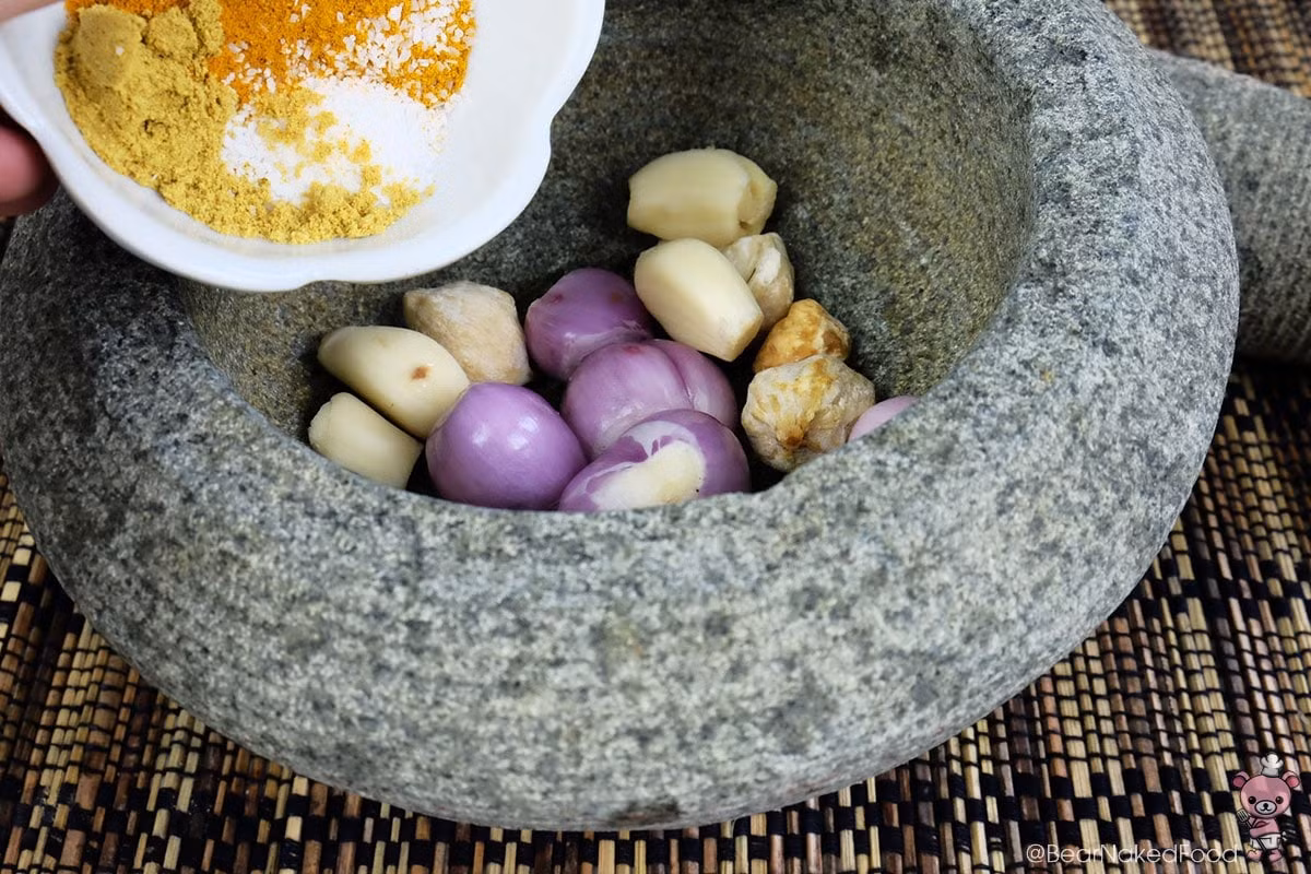 Trộn tất cả gia vị vào một chiếc cối, giã nhuyễn rồi sau đó mới cho dầu hạt cải vào để tạo độ sánh.