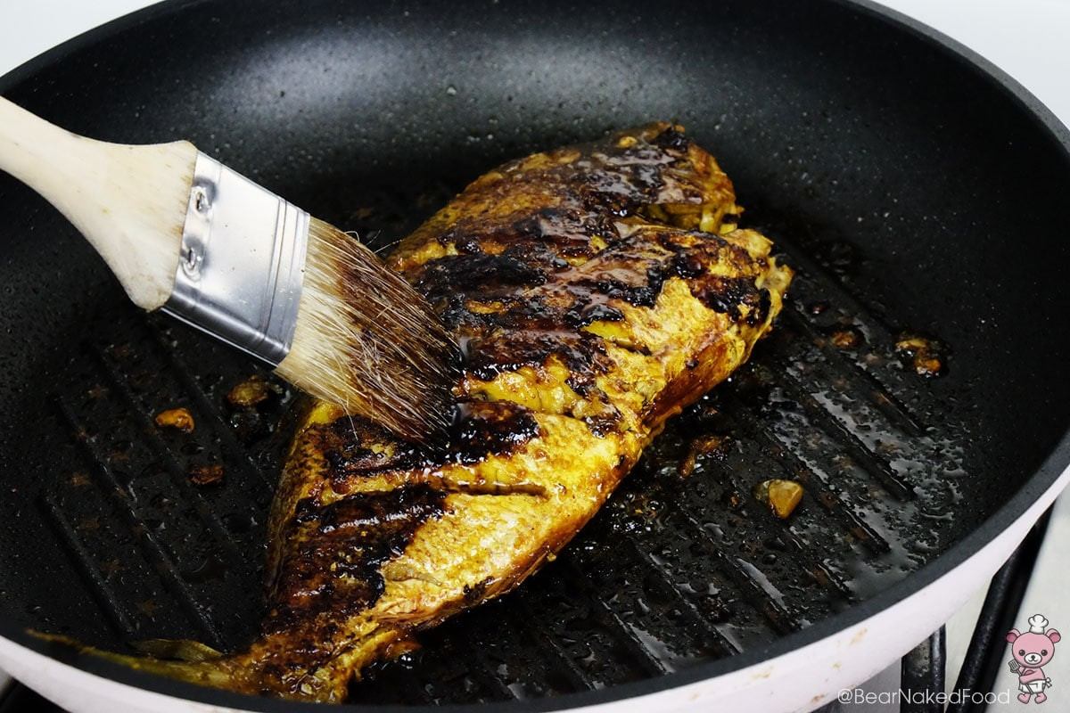 Khi cá gần chín thì phết nước sốt tương ngọt pha sẵn trước đó lên bề mặt cá và tiếp tục nướng cá thêm một chút để cá vàng đều, hấp dẫn hơn.