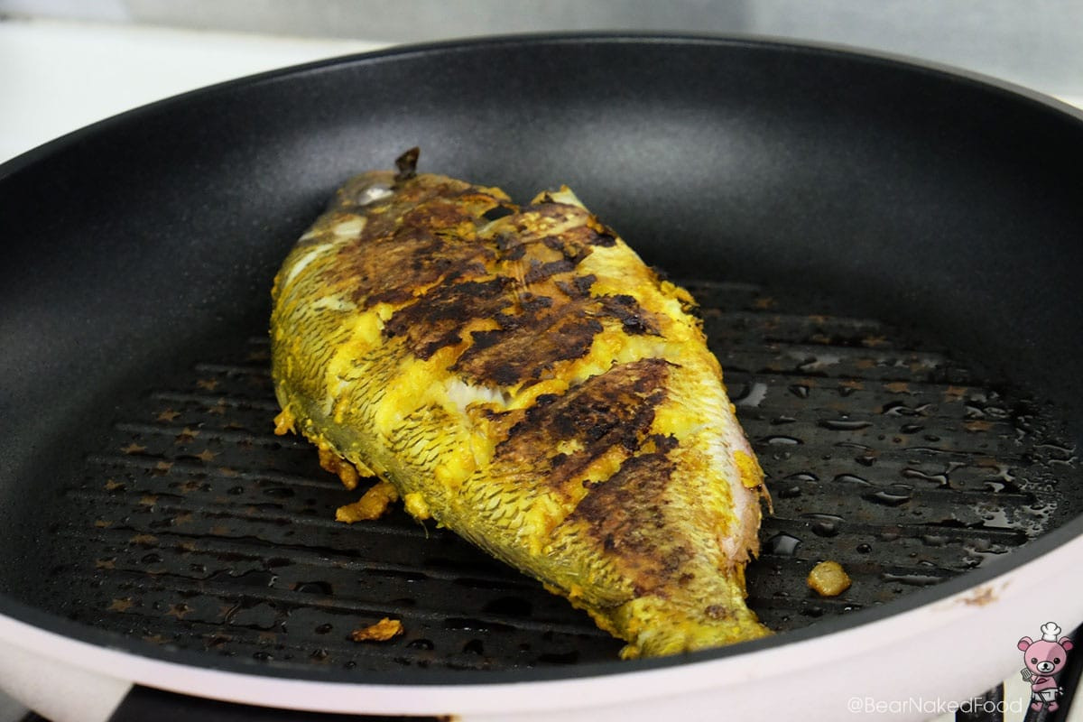 Cho một ít dầu vào chảo để khi nướng cá không bị dính. Tùy vào kích thước của cá nên có thời gian chín khác nhau. Trung bình, bạn nên nướng khoảng 4 phút cho 1 mặt cá. Lật qua lật lại nhiều lần để cá chín đều cả 2 mặt.