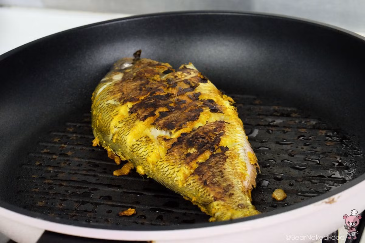 Cho một ít dầu vào chảo để khi nướng cá không bị dính. Tùy vào kích thước của cá nên có thời gian chín khác nhau. Trung bình, bạn nên nướng khoảng 4 phút cho 1 mặt cá. Lật qua lật lại nhiều lần để cá chín đều cả 2 mặt.