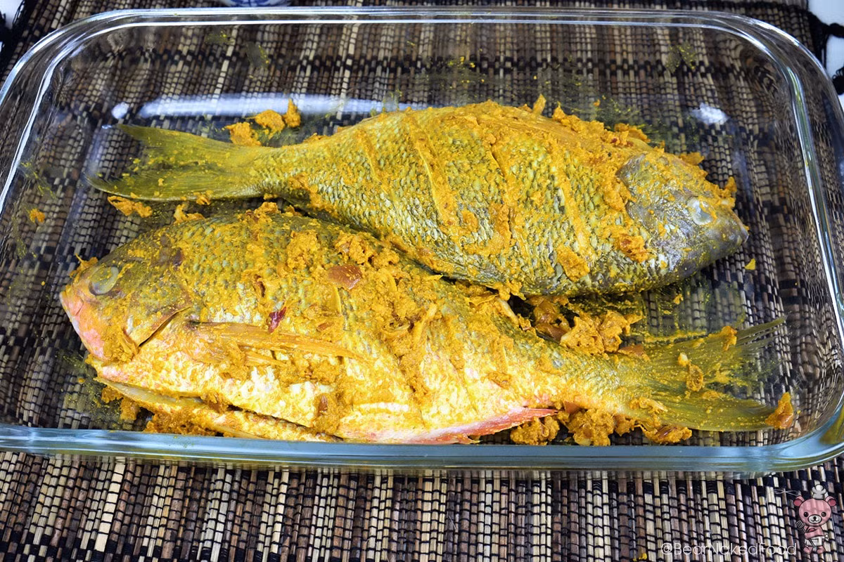 Phết đều hỗn hợp trên lên bề mặt cá sao cho thấm vào từng lát cắt. Để ngăn mát tủ lạnh khoảng 1 tiếng để gia vị được ngấm sâu vào thịt.