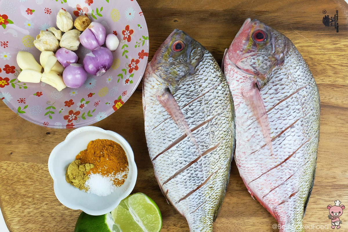 Nguyên liệu: 1 con cá lớn hoặc 2 con cá cỡ vừa (khoảng 600g). Có thể là cá rô phi hoặc cá chép. Gia vị gồm 1 trái chanh, 3 tép tỏi, 1 thìa bột nghệ, 1 thìa bột rau mùi, 2 thìa muối, 2 thìa dầu hạt cải, 4 củ hành tím