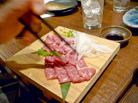 Khi dùng Basashi, người Nhật thường nhúng thịt vào tương và ăn với tỏi hoặc sốt cải ngựa. Ảnh: Internet.