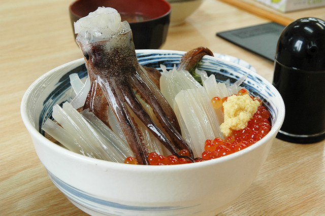 Món mực nhảy này là một màn trình diễn đánh lừa thực khách của những đầu bếp Nhật Bản. Con mực trong bát trông rất tươi, có vẻ như còn sống nhưng thực ra nó đã chết.