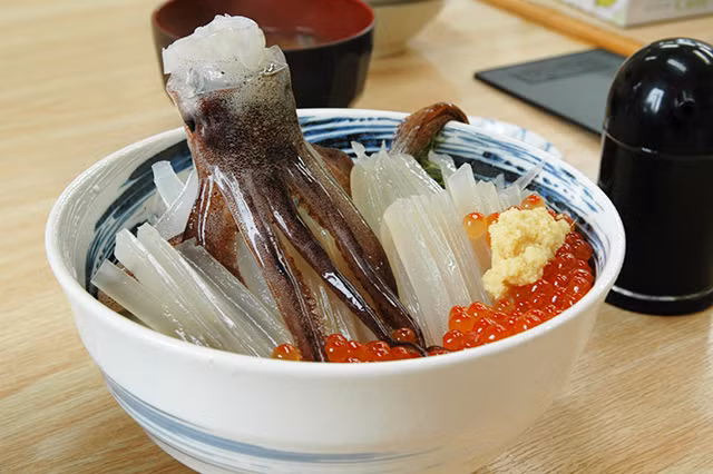 Món mực nhảy này là một màn trình diễn đánh lừa thực khách của những đầu bếp Nhật Bản. Con mực trong bát trông rất tươi, có vẻ như còn sống nhưng thực ra nó đã chết.