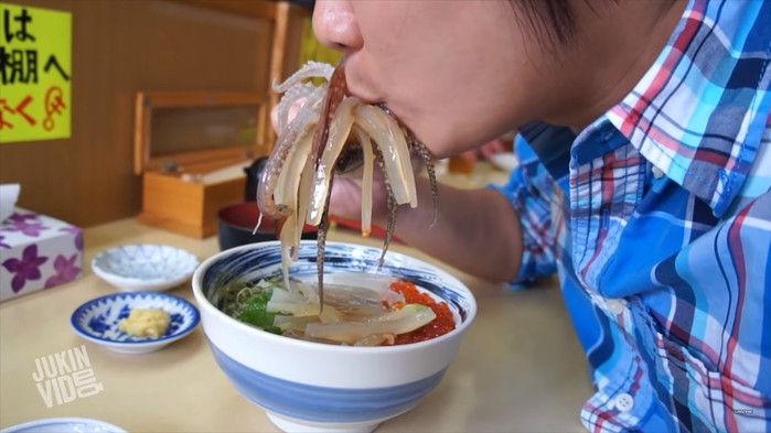 Món ăn có thể khiến người ta khiếp sợ vì khi thưởng thức, các xúc tu của mực sẽ bám chặt vào phần miệng của thực khách. Nhiều người khi thưởng thức món "mực nhảy múa" này đã cảm thấy ngẹt thở vì các xúc tua của mực.