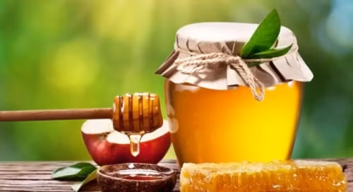 Mật ong có thể bị kết tinh và vón cục nếu được tích trữ trong tủ lạnh. Nhiệt độ phòng là môi trường lý tưởng để bảo quản mật ong, giúp chúng giữ được độ dẻo và vị ngọt hoàn hảo nhất.