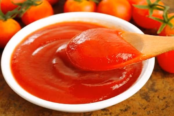 Các loại nước sốt cay (tương ớt): Trong nước sốt cay có chứa sẵn đường, giấm và muối là những chất bảo quản tuyệt vời. Hương vị và chất lượng của tương ớt có thể được giữ nguyên tới 3 năm nếu bạn lưu trữ chúng trong tủ bếp thay vì tủ lạnh.