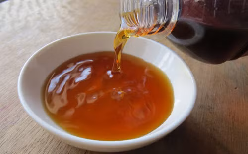 Nước mắm không nên bảo quản trong tủ lạnh, bởi nó gây mùi cũng như dễ phát sinh vi khuẩn. Đối với mỗi lần sử dụng, nên lấy ra lượng nước mắm vừa đủ và bỏ đi phần thừa, không nên tích trữ trong tủ lạnh.