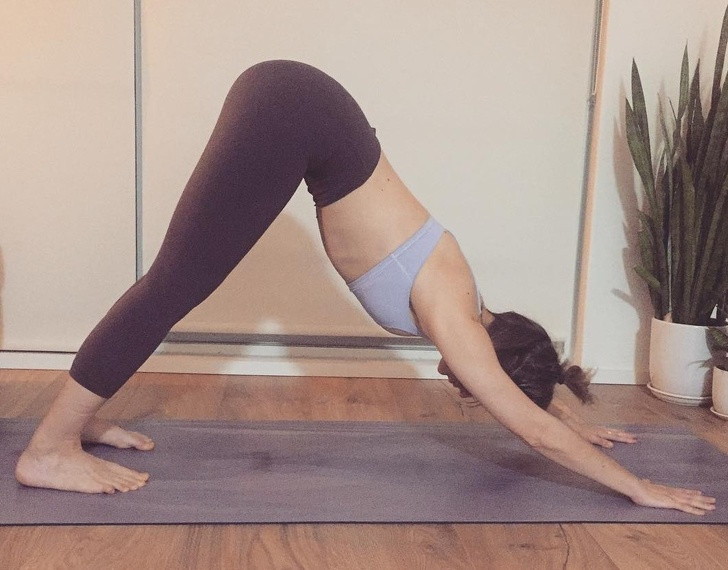 Căng cơ bắp: Kéo dãn cơ thể không chỉ cải thiện lưu thông máu mà còn giúp não bộ nhận được nhiều oxy và các yếu tố cần thiết khác để hoạt động tốt. Các bài tập kéo dãn đơn giản là tư thế chó cúi mặt và uốn cong về phía trước.