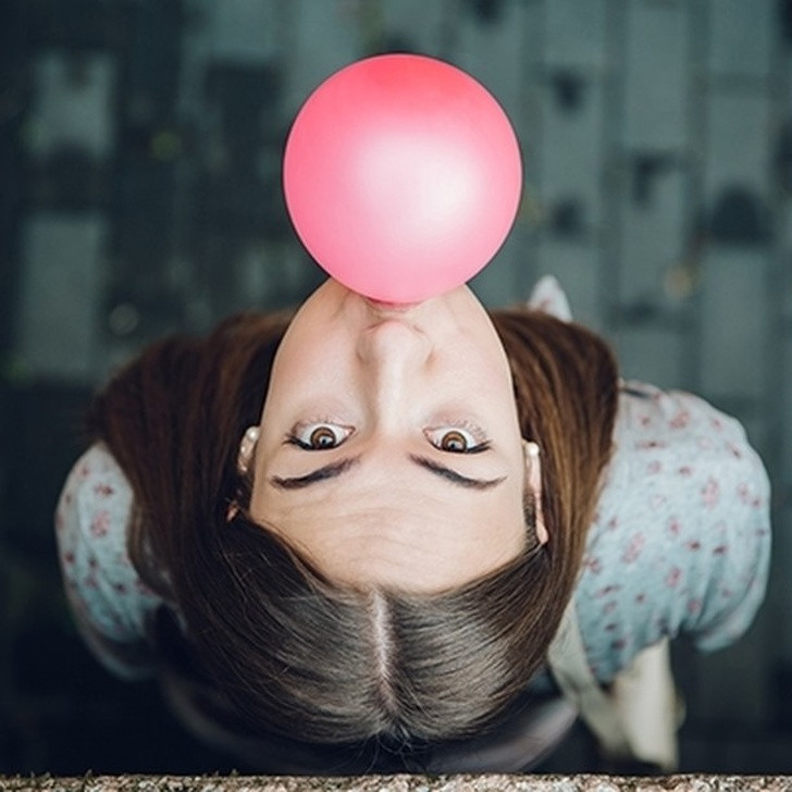 Nhai kẹo cao su có thể làm tăng lưu lượng máu đến não lên tới 25 -40% và cải thiện nhận thức và chức năng não bộ.