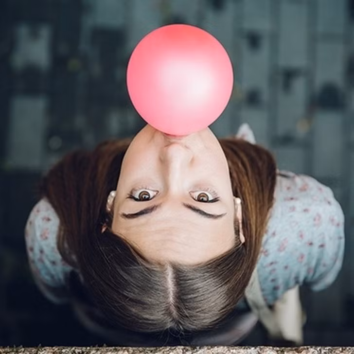 Nhai kẹo cao su có thể làm tăng lưu lượng máu đến não lên tới 25 -40% và cải thiện nhận thức và chức năng não bộ.