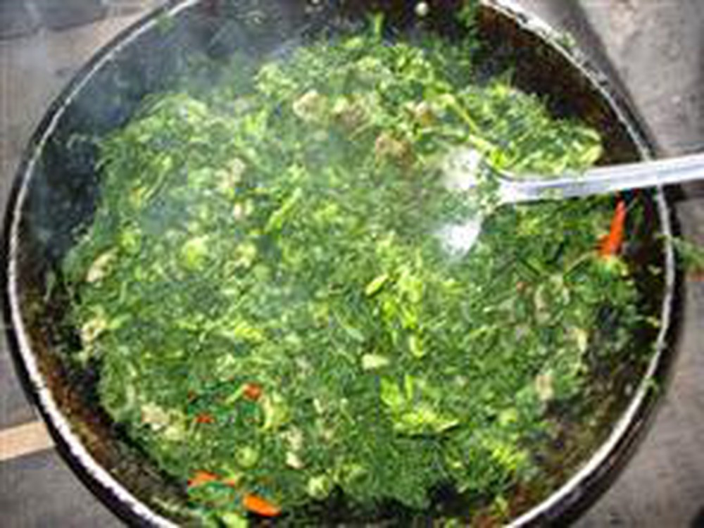 Trong các món, có lẽ rêu nướng (tau pho) vẫn là thơm ngon nhất. Rêu sạch cắt khúc, nêm gia vị hoặc nướng không với các loại lá dong, lá chuối bọc lại nướng trên than hoa hay vùi trong tro nóng đến khi gói rêu dậy lên mùi thơm phức.