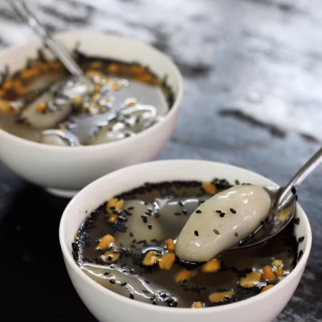 Những viên bánh trôi béo tròn, dẻo quánh, thêm ít lạc, mè, quyện với mùi thơm của nước đường gừng càng khiến người ta nhớ mãi. Bánh trôi tàu cũng được bán ở nhiều nơi và nổi tiếng phải kể đến như Hàng Bạc, Hàng Cân, Hàng Cót,…Ảnh: Thể thao &amp; Văn hóa.