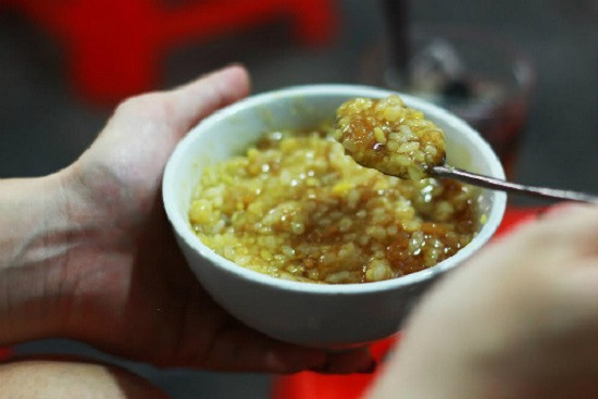 Bao năm nay, nhắc đến những món chè nóng ai cũng nghĩ ngay đến món chè bà cốt đơn giản mà đậm kỷ niệm với những người ở Hà Nội. Bạn có thể ăn loại chè này ở Bát Đàn, Thanh Hà…Ảnh: Homnayangi.vn