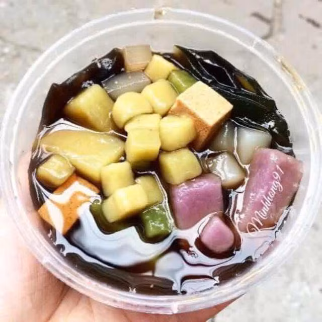 Chè khoai dẻo nổi tiếng nhất ở Đào Duy Từ, nếu ghé qua đây, hãy nán lại để thưởng thức món chè nóng ấm bụng này. Ảnh: Lozi.vn.