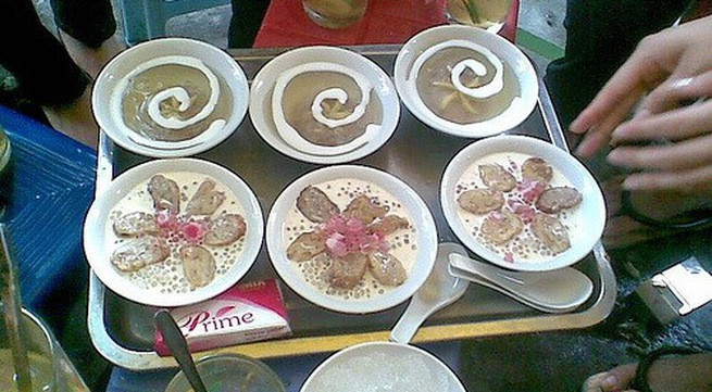 Chè khoai nóng: Món chè khoai nóng không thể thiếu trong những ngày giao mùa, những miếng khoai dẻo trộn trong nước cốt dừa, vị ngọt thanh khiến cho các chị em ăn là nhớ mãi. Ảnh:GiaDinh.net.vn.