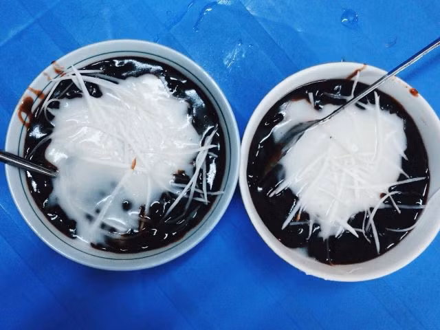 Chè đỗ đen nóng được nấu đặc hơn món chè đỗ đen ăn cùng đá. Để tạo mùi thơm và vị béo cho món chè nóng này người ta có thể thêm ít nước cốt dừa đặc sánh vào bát chè đỗ đen nóng. Những địa chỉ bạn có thể tìm đến để ăn món chè này là chợ Nghĩa Tân, Ngô Thì Nhậm. Ảnh: Thể thao &amp; Văn hóa.