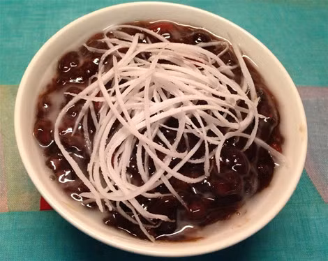 Chè đỗ đen nóng: Món chè đỗ đen đơn giản đúng như tên gọi của nó. Những hạt đỗ đen được ninh khéo đến độ vẫn giữ nguyên hạt nhưng lại mềm bở, đậm vị đường trong từng hạt đỗ. Ảnh: VietQ.