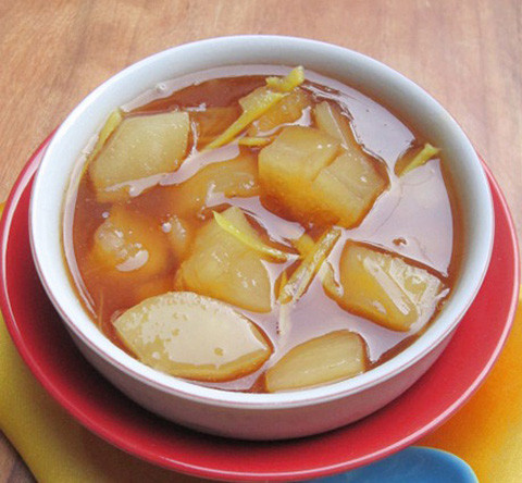  Món chè nóng này là vị sắn hòa lẫn với nước đường gừng ngọt ngào, phảng phất vị cay cay, thơm thơm. Địa chỉ bán chè sắn ở Hà Nội rất nhiều như Lý Quốc Sư, Nguyễn Chí Thanh, Lò Đúc, Châu Long...Ảnh: Thể thao &amp; Văn hóa.