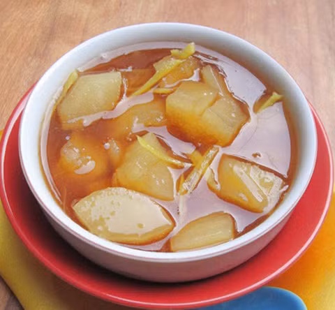  Món chè nóng này là vị sắn hòa lẫn với nước đường gừng ngọt ngào, phảng phất vị cay cay, thơm thơm. Địa chỉ bán chè sắn ở Hà Nội rất nhiều như Lý Quốc Sư, Nguyễn Chí Thanh, Lò Đúc, Châu Long...Ảnh: Thể thao &amp; Văn hóa.