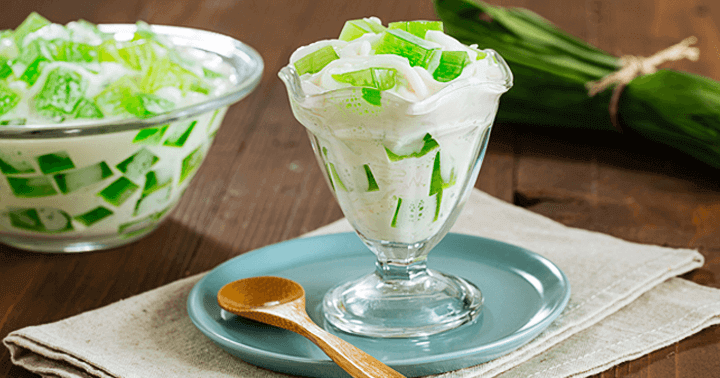 Công thức phổ biến nhất của Buko Pandan chính là dừa non, lá dứa, gelatine, kem và sữa đặc. Đây là món tráng miệng ngày hè với vị ngon, ngọt, thanh mát bất ngờ.