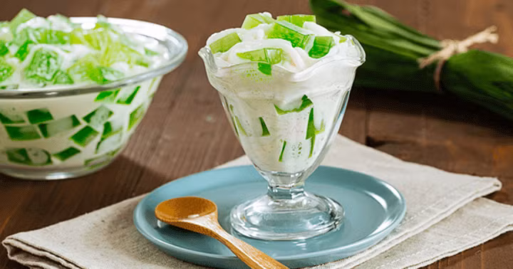 Công thức phổ biến nhất của Buko Pandan chính là dừa non, lá dứa, gelatine, kem và sữa đặc. Đây là món tráng miệng ngày hè với vị ngon, ngọt, thanh mát bất ngờ.