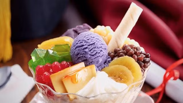 Halo Halo được làm từ sự trộn lẫn các nguyên liệu như kem lạnh, thạch dừa, các loại đậu, hạt trân châu, thạch rau câu, chuối, khoai lang, dừa, khoai lang tím, mứt, sữa, flan, các loại trái cây... Vào những ngày trời nắng nóng thì thưởng thức một cốc Halo Halo quá tuyệt vời.