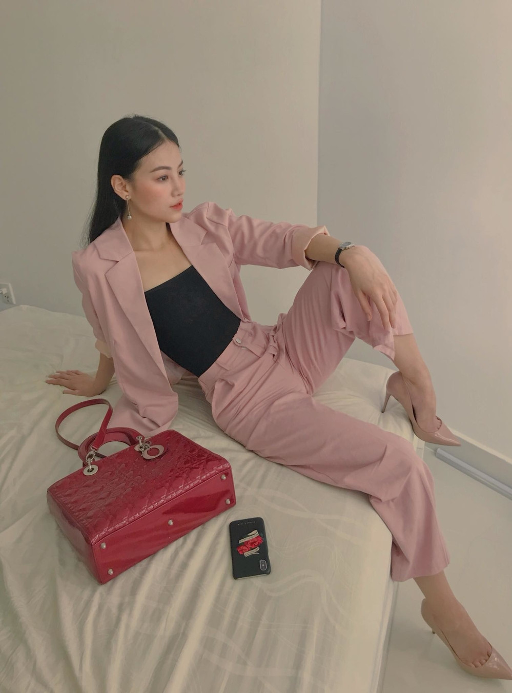 Trang phục đơn giản, gam màu đơn sắc nhưng cá tính thường được Phương Khánh lựa chọn để mix đồ hàng ngày. 