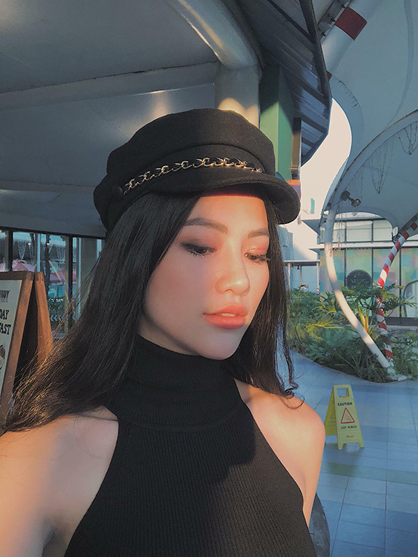 Thời trang xuống phố của cô cũng rất thời thượng.