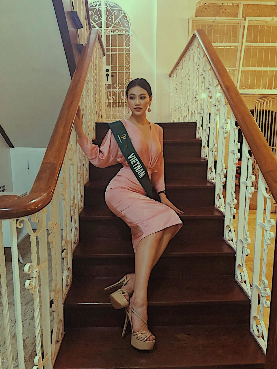 Cô diện chiếc váy hồng sang chảnh, khoe đôi chân dài nõn nà.