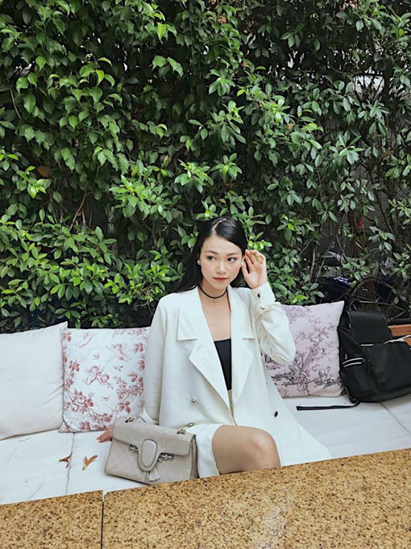 Áo blazer ăn khách mùa thu đông được người đẹp sử dụng cùng áo quây cá tính.