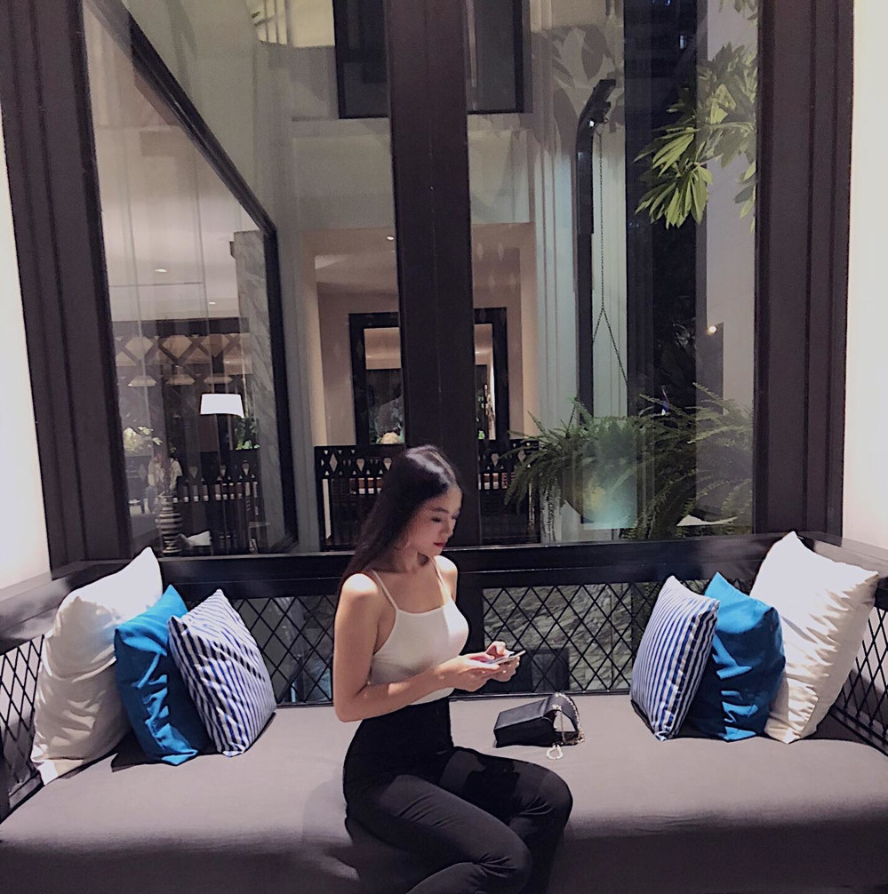 Người đẹp luôn khéo lựa các kiểu váy áo hợp mốt để tôn hình thể.