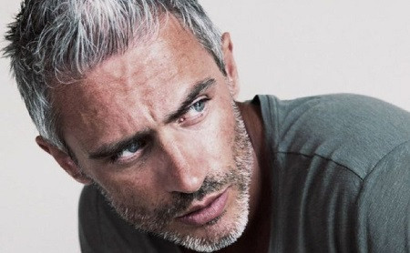 Biotin là thành phần tự nhiên giúp duy trì màu đen trong tóc. Vì vậy, tăng cường bổ sung các thực phẩm giàu biotin như hạnh nhân, yến mạch…