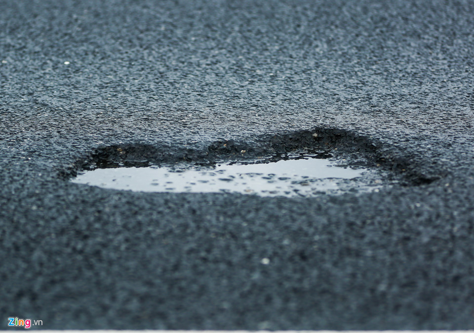 Từ Km 46+500 đến Km 46+800 xuất hiện nhiều "ổ gà", với đường kính khoảng 50 cm. Một số vị trí bị sụt lún với chiều dài 2,5 m, rộng từ 50-60 cm.