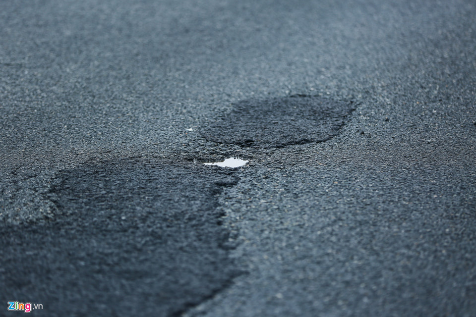Đây là một chỗ hỏng đã được các công nhân sửa hôm qua. Tuy nhiên, ảnh chụp lúc 10h sáng nay cho thấy vị trí này đã bị lún trở lại, lớp nhựa mặt trên đã bị nước cuốn trôi. 