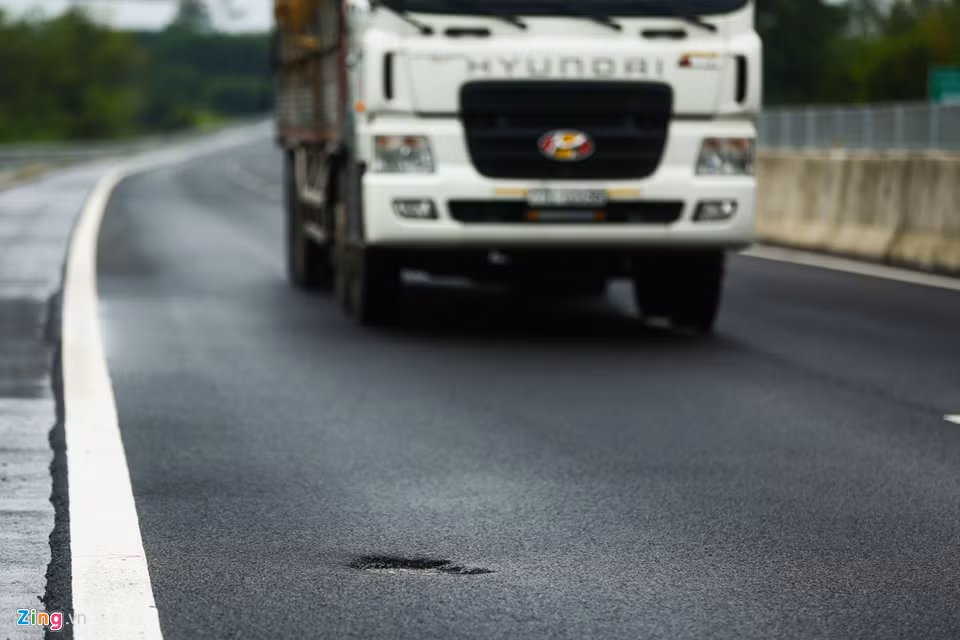 Đến khoảng 10h cùng ngày, trời mưa to và theo quan sát của phóng viên, nhiều chỗ công nhân mới sửa đã bị bong tróc trở lại.