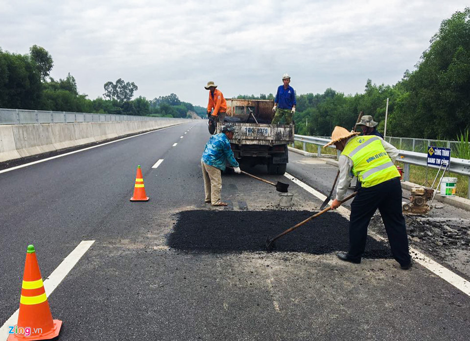 Tuy nhiên, theo ghi nhận của Zing.vn, trên tuyến cao tốc vẫn còn nhiều vị trí hư hỏng. Hiện trạng trên cao tốc khác với những gì mà đại diện VEC báo cáo với Bộ trưởng Bộ Giao thông Vận tải.
