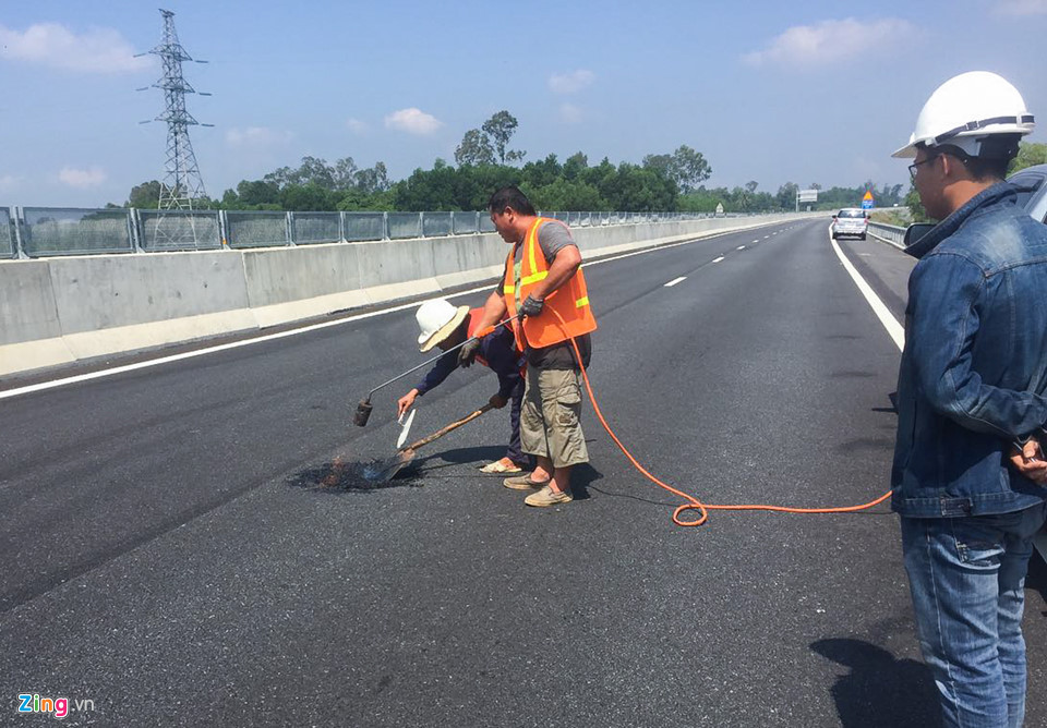 Ông Dân cho rằng giải pháp mà nhà thầu áp dụng chỉ là tình thế, không đảm bảo chất lượng. "Nhà thầu sửa đường theo kiểu đối phó với dư luận", kỹ sư Dân nói và cho hay việc sử dụng bê tông nhựa chặt và nguội để sửa đường như hiện nay là không phù hợp và bền vững. 